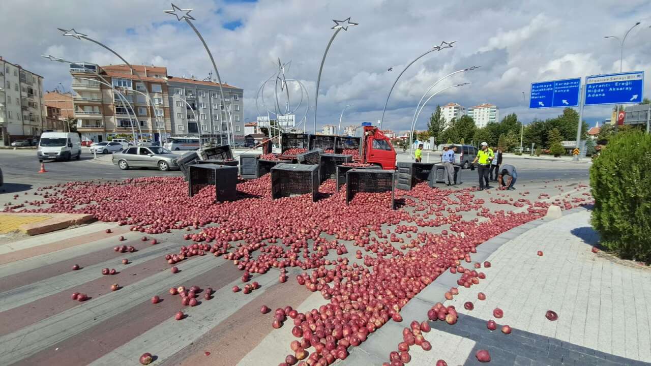 Halat koptu, ortalık karıştı! Tonlarca elma trafiği durdurdu 1